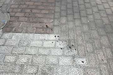 Una avería en el motor de un vehículo deja un reguero de aceite por varias calles de Los Llanos de Telde/TA.